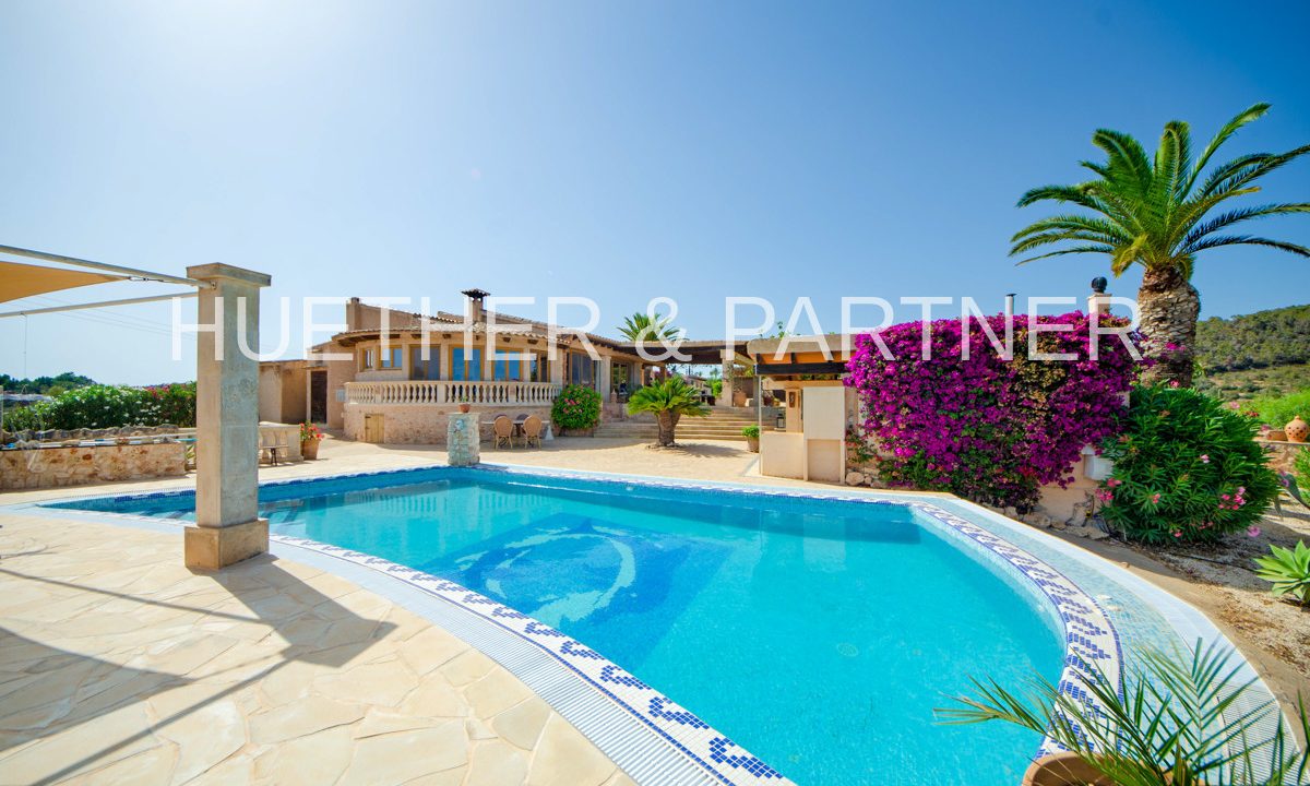 Pool und Blick auf das Haus