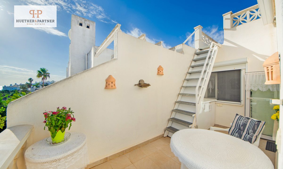 Balkon mit Treppe zur dachterrasse