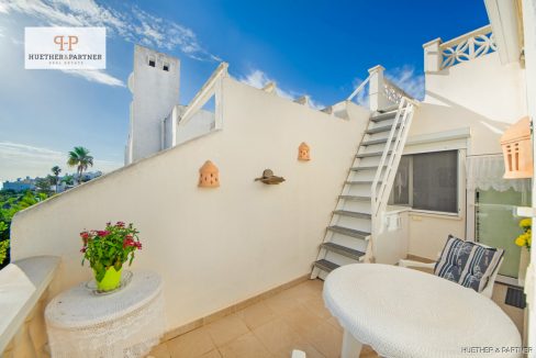 Balkon mit Treppe zur dachterrasse
