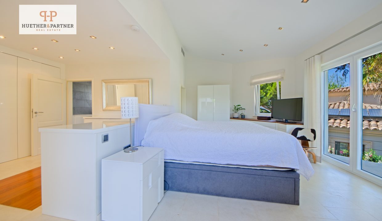 Lichtdurchflutetes Bedrooms mit Panoramafenster