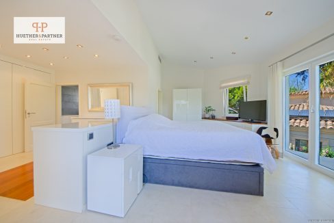 Lichtdurchflutetes Bedrooms mit Panoramafenster