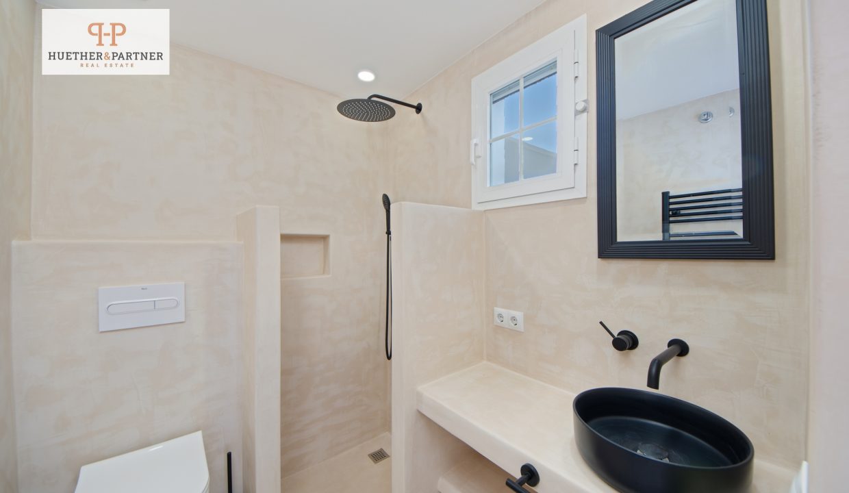 Modernes Bathrooms mit Walk-in Dusche