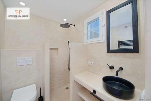 Modernes Bathrooms mit Walk-in Dusche