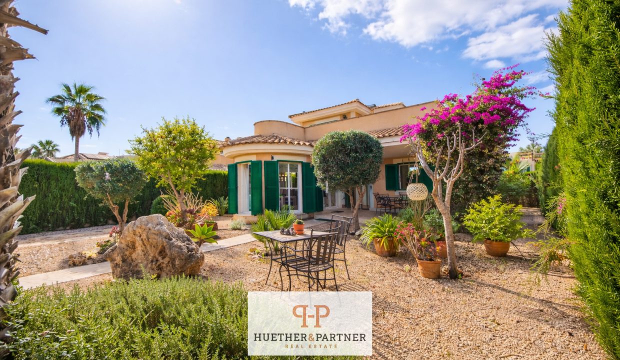 Mediterraner Garten mit Villa